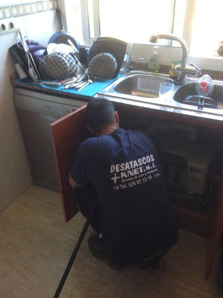 acumulacion agua fregadero