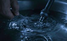 Qué hacer si el fregadero está atascado y el agua no desagua